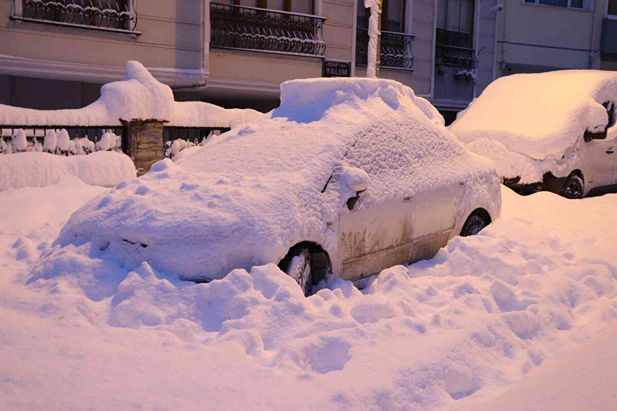 Kar kalınlığının yer yer yaklaşık 40 santimetreye ulaştığı kent merkezinde park halindeki araçlar kar altında kayboldu.