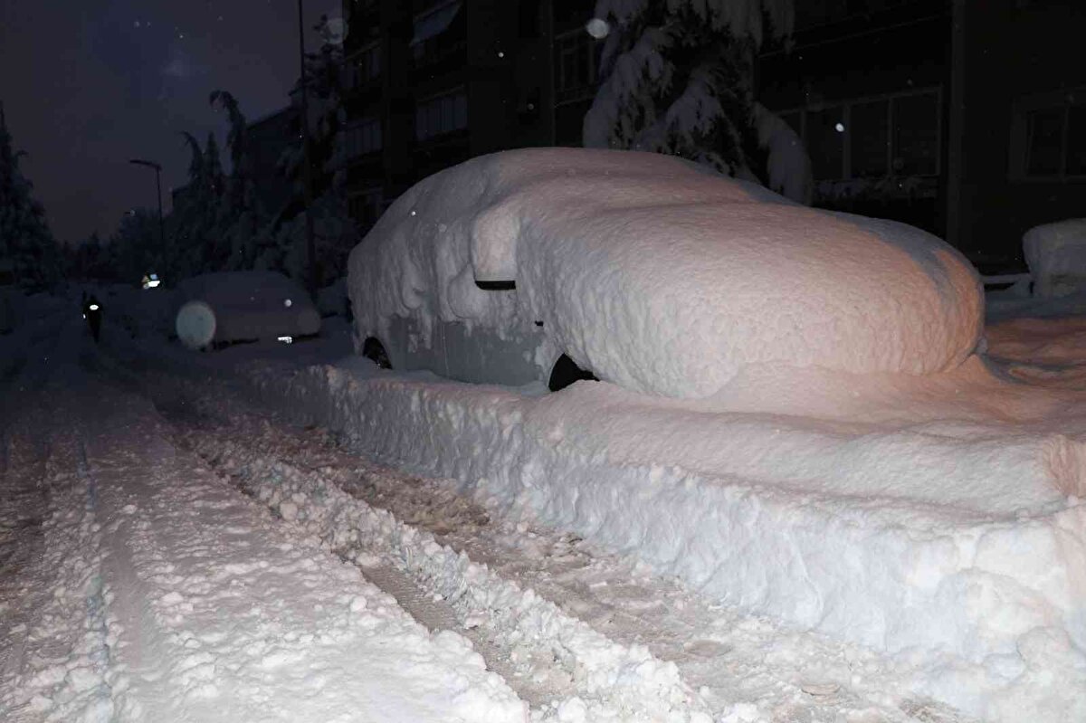 Bazı vatandaşlar kar altında kalan araçlarını temizlemeye çalışırken karayolları ve belediye ekipleri günün ilk saatlerinden itibaren kar küreme çalışmalarına başladı.