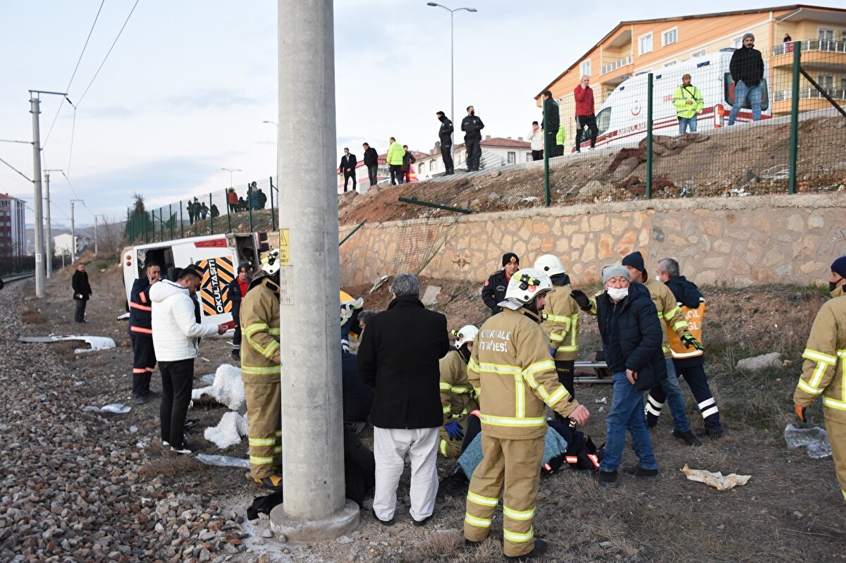Yaralılara ilk müdahale kaza yerinde yapıldı. Sağlık ekiplerinin müdahale ettiği yaralılar, sedyelerle ambulanslara taşınarak çevredeki hastanelere kaldırılarak tedaviye alındı. Kazayla ilgili soruşturma başlatıldı.<br>