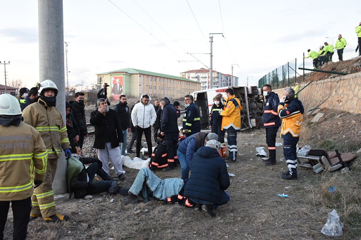 İhbar üzerine kaza yerine çok sayıda polis, sağlık ve itfaiye ekibi sevk edildi. Kazada, ilk belirlemelere göre 15 kişi yaralandı.