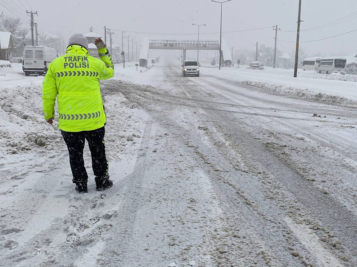 Güzergahta kar yağışı ve buzlanma, zaman zaman araçların kaymasına neden oluyor.