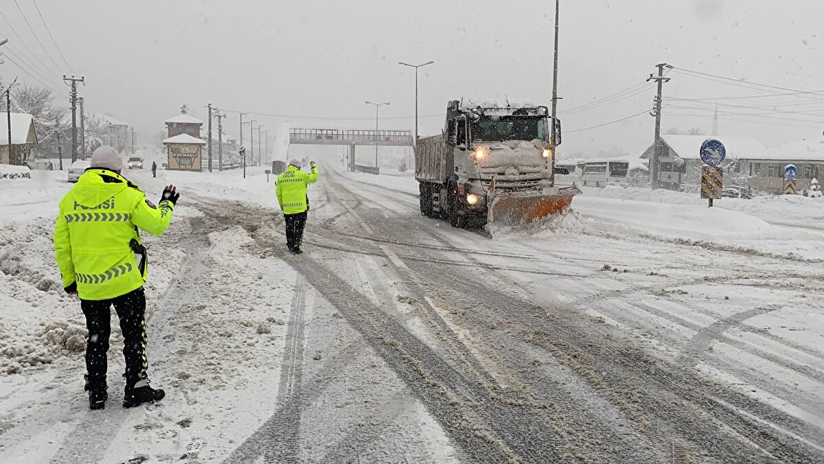 Kar yağışı TEM'de ulaşımı olumsuz etkiliyor. Bolu Yeniçağ mevkiinde kayan araçlar nedeniyle Ankara yönü ulaşıma kapandı.<br>