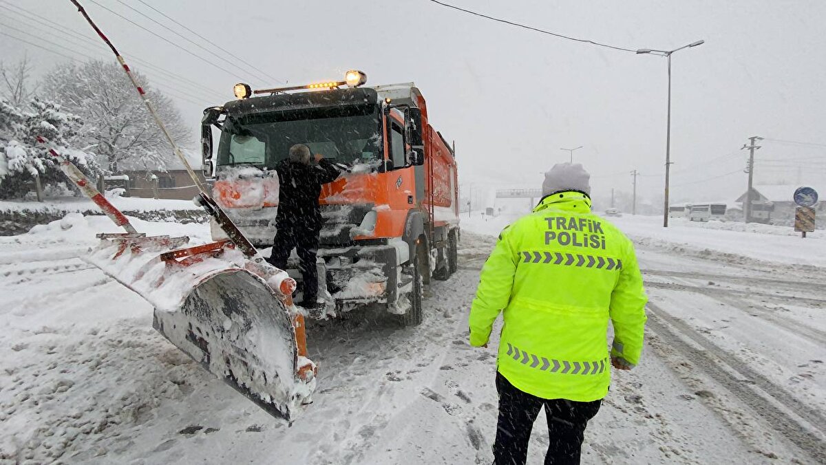 Uzun araç kuyruğu oluşan güzergahta, ekipler kayan ve kazaya karışan araçların kurtarılmasına yönelik çalışma yürütüyor.<br><br>