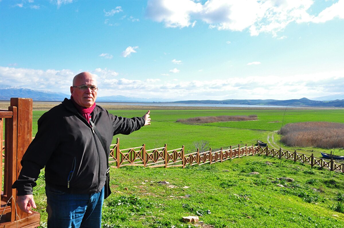 Gediz Havzası Erozyonla Mücadele Ağaçlandırma Çevre ve Kalkınma (GEMA) Vakfı Genel Başkanı Şener Kilimcigöldelioğlu, göle ayrıca su verilmesi gerektiğini söyledi. Marmara Gölü'nün tamamen susuz kalıp çoraklaştığını hatırlatan Kilimcigöldelioğlu, "Yağmur ile birlikte göl dolmaya başladı. Burada binlerce kuş türü vardı. Göl kuruyunca başka yerlere gittiler, şimdi gölün su almasıyla tekrar dönmeye başladılar. Gölün kurumasında çiftçisinden yetkilisine kadar herkes sorumlu. Çiftçiler suyu yanlış kullanarak göle zarar verirken, uygulanan yanlış politikalar gölün kurumasına neden oldu. 