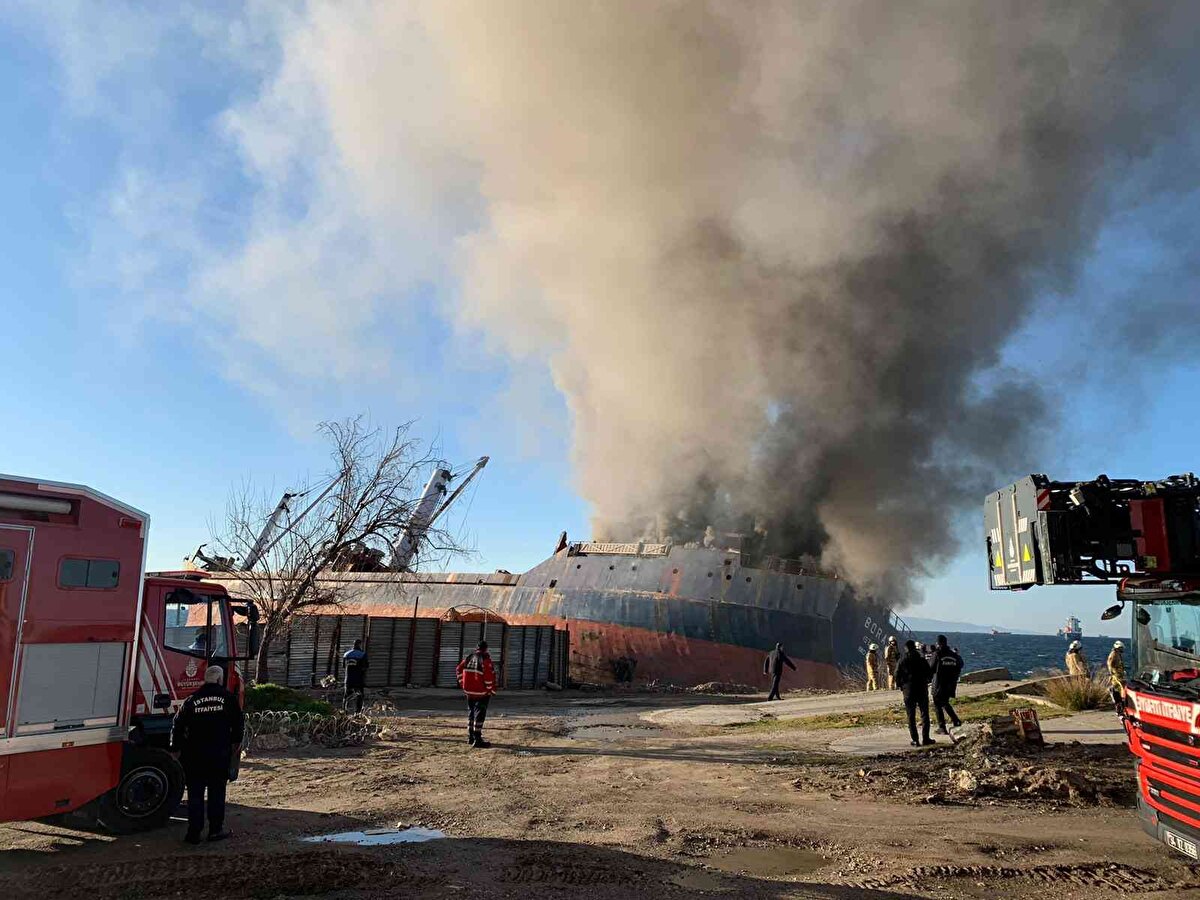 İhlas Haber Ajansı'nın (İHA) geçtiği ilk haber ise, geminin karaya oturduğu yönündeydi.