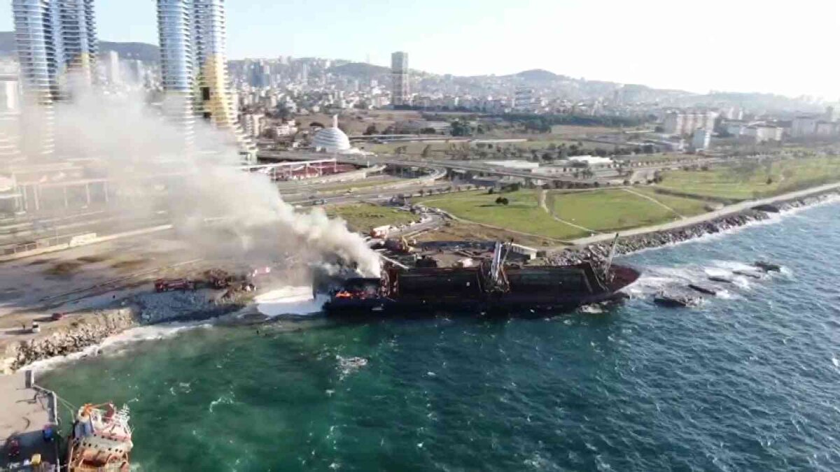 İstanbul'un Kartal ilçesi Kumcular İskelesi'nde rıhtıma bağlı yan yatmış hurdaya çıkan "Boras" isimli gemide, parçalara ayrılırken yangın çıktı.<br><br>Haber verilmesi üzerine bölgeye çok sayıda itfaiye ve denizden müdahale için Kıyı Emniyeti'ne bağlı kurtarma gemileri sevk edildi.