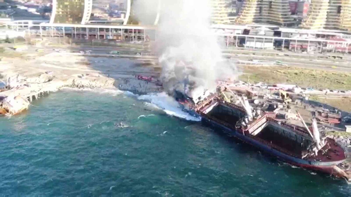 Alevler diğer demirli gemilere ve liman sahasına yayılmadan kontrol altına alındı.<br><br>