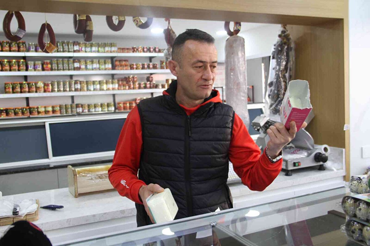 Süt ve süt ürünlerinde birçok hilenin yapıldığını belirten Manavoğlu, “Piyasa da ne yazık ki kaçak bir üretim söz konusu. Öncelikli görev Tarım ve Orman Bakanlığı’nın. Tarım ve Orman Bakanlığı en son 2020 yılının Eylül ayında bir taklit ve tağşiş listesi açıkladı. En çok hileli grubunda 2. Sırada süt ve süt ürünleri yer alıyordu. Bir çok noktada hileler yapılıyor. Tüketici biraz daha gerçek fiyatlara endekslenmeli. 10-12 kilogramlık bir süt kullanılması gereken kaşar peynirinin, gidip de 1 kilo kaşar peyniri 30-40 TL gibi rakamlara alınmaması gerekiyor. Sadece süt fiyatını konuşuyoruz bunun yanında üretimle alakalı diğer giderleri de eklediğimizde aslında kaşar peynirinin fiyatının daha da yukarı da olması gerekiyor” diye konuştu.