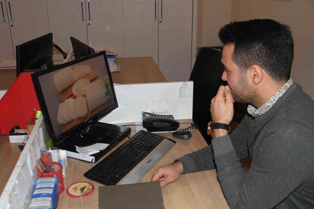 Yapılan karışımın kaşar olmadığını, farklı bir gıda maddesinin üretildiğini belirten Manavoğlu, kaşar peynirinin normalde sütten mayalanarak, kaynatılarak yapılan bir işlem olduğunu söyledi. Manavoğlu, "Videolarda gördüğümüz kısımlarda ise içerisinde bolca nişasta, bir miktar süt, normal bir kaşar peyniri için 10-12 litre süt kullanılması gerekirken orada çok komik bir üretim söz konusu. Burada vücudun fazladan nişasta alması özellikle şeker anlamında kilo fazlalığına, yağlanmaya sebep olabiliyor.