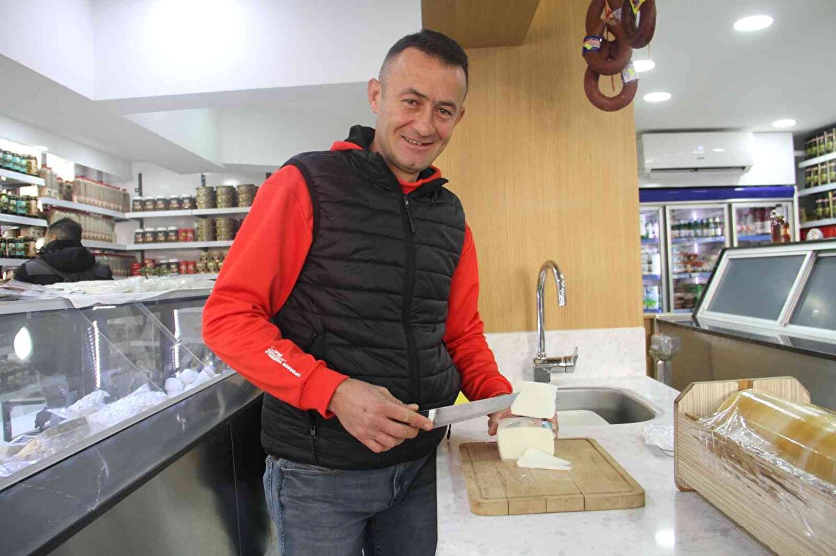 Eline hem evde yapılan kaşarı hem de şarküteri de satılan kaşarı alıp değerlendirmede bulunan peynir satıcısı Ferdi Aydemir, “Evdeki kaşar ile şarküteri de satılan kaşar arasında dağlar kadar fark var. Sol elimdeki evde yapılan kaşar, içerisinde nişasta var. Diğer elimde de 12 litre sütten yapılan bir kaşar var. Arasındaki fiyat farkına bakın. 1 kilo kaşar 70-75 TL civarında olmalı. <br>