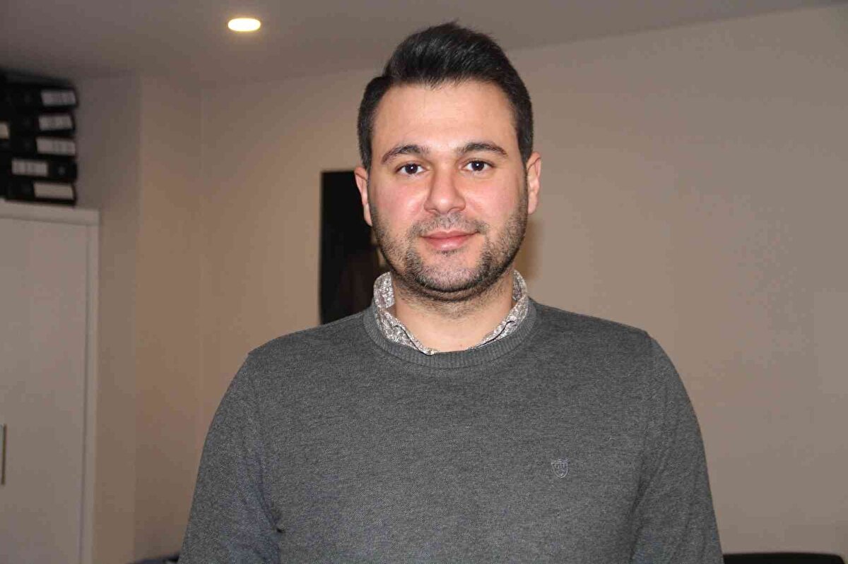 Manavoğlu, “Normal bir kaşar peyniri için 10-12 litre süt kullanılması gerekirken orada çok komik bir üretim söz konusu. Burada vücudun fazladan nişasta alması özellikle şeker anlamında kilo fazlalığına, yağlanmaya sebep olabiliyor. Kesinlikle tüketilmemesi gerekiyor. Böyle bir şeye bulaşmayın” dedi.