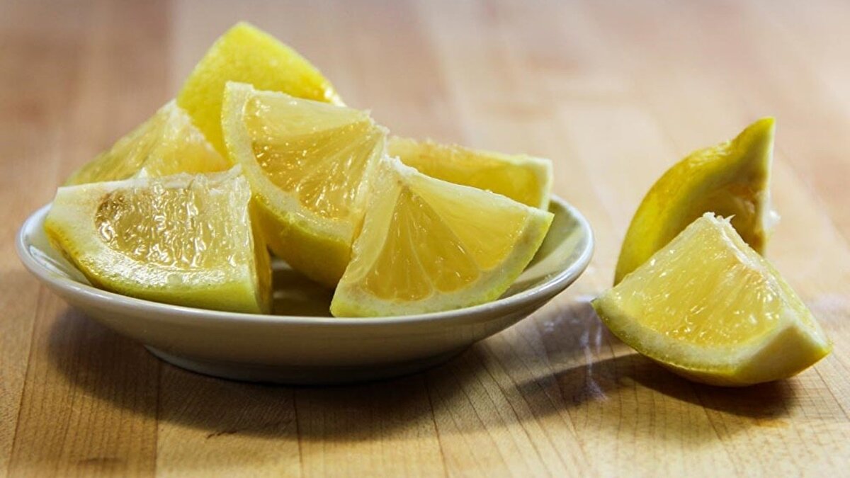 DAMAR SAĞLIĞINI KORUYOR <br><br>Beslenme ve Diyet, Fitoterapi Uzmanı Sıla Bilgili Tokgöz "Limon, kabuğunda bulunan flavonoidlerden olan hesperidin ve naringin sayesinde damar yapısını korur ve pıhtılaşma riskini azaltır. Yüksek C vitamini sayesinde koroner arter hastalığını azaltır" diyor.<br>