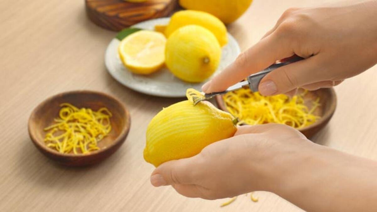Limon kabuğu, C vitamini eksikliğine bağlı olarak gelişen bir tür kanamalı diş eti hastalığı olarak bilinen skorbüt hastalığının oluşumunu engelliyor. Limonda ve kabuğunda bulunan C vitamini sayesinde skorbüt oluşmuyor. BAĞIRSAKLARI KORUYOR Limon kabuğunda mevcut olan diyet lifi, bağırsak fonksiyonlarını ve bağırsak sağlığını koruyor. Ayrıca limon kabuğunun içerdiği pektin, kabızlığın önlenmesine de fayda sağlıyor.<br>