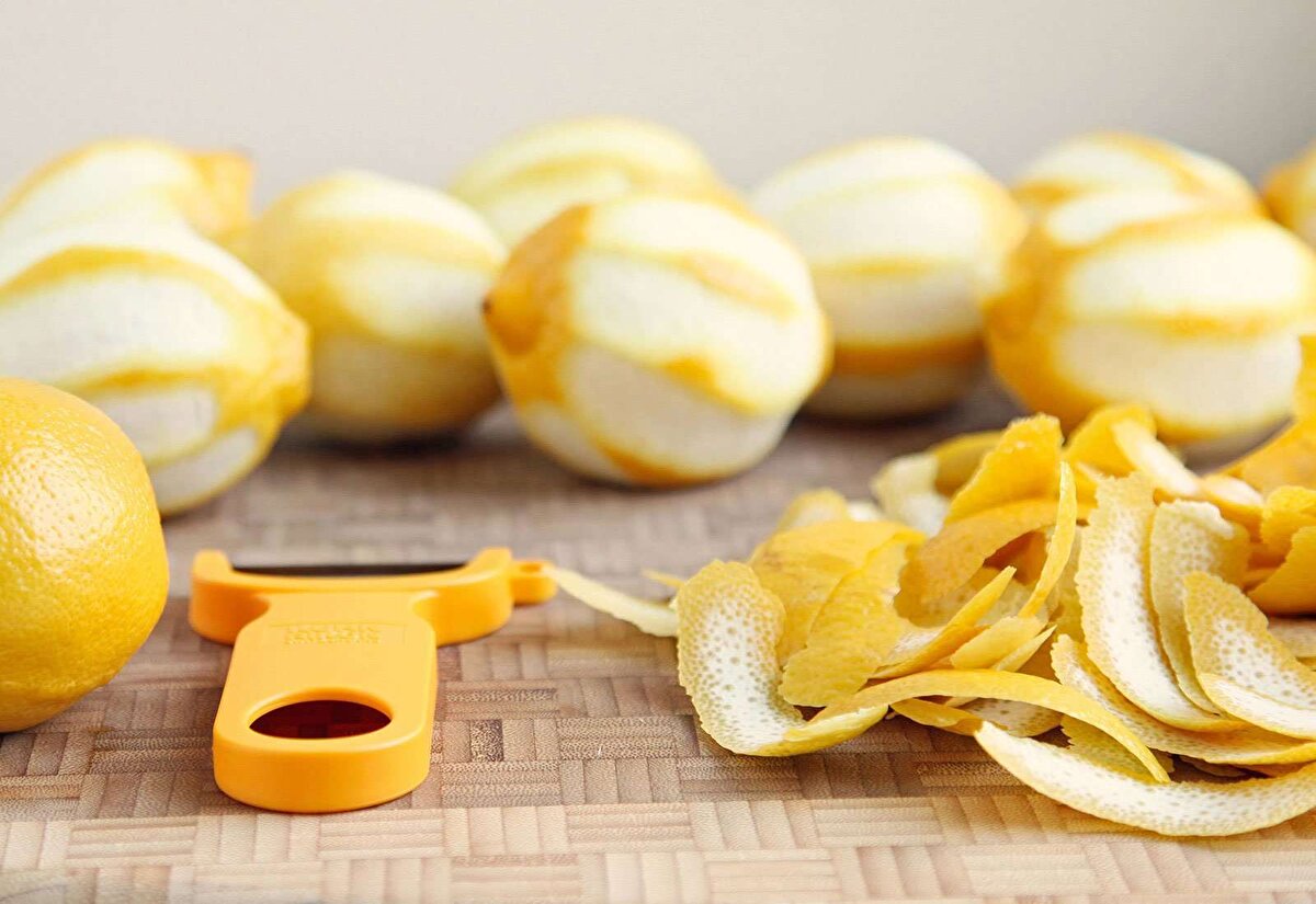 KANSER RİSKİNİ AZALTIYOR <br><br>Limon kabuğu, içerisindeki limonen ve salvestrol Q10 sayesinde kanserli hücrelerle savaşmaya yardım ediyor. 