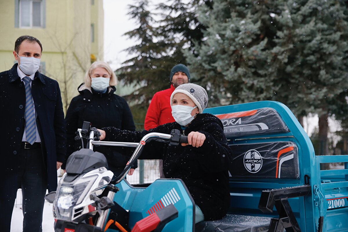Akbulut gazetecilere, plastik geri dönüşüm toplayarak ve temizlik işlerinde çalışarak geçimini sağladığını belirtti. Hırsızların kendisini zor durumda bırakarak ekmek teknesini çaldıklarını ifade eden Akbulut, şunları söyledi: