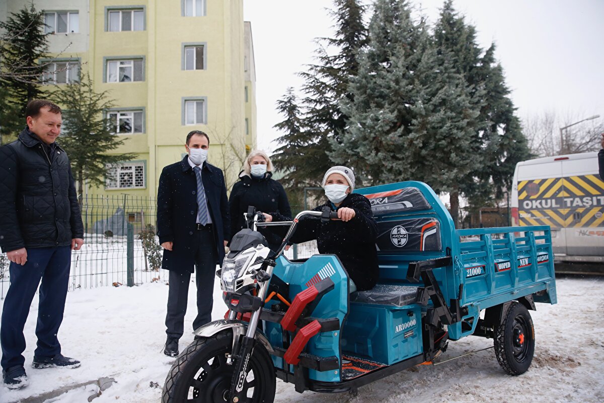 <br>Yaşanan olayı duyan Çevre, Şehircilik ve İklim Değişikliği Bakanı Murat Kurum,Zeliha Akbulut'a yeni bir 3 tekerlekli kasalı elektrikli motosiklet armağan etti.