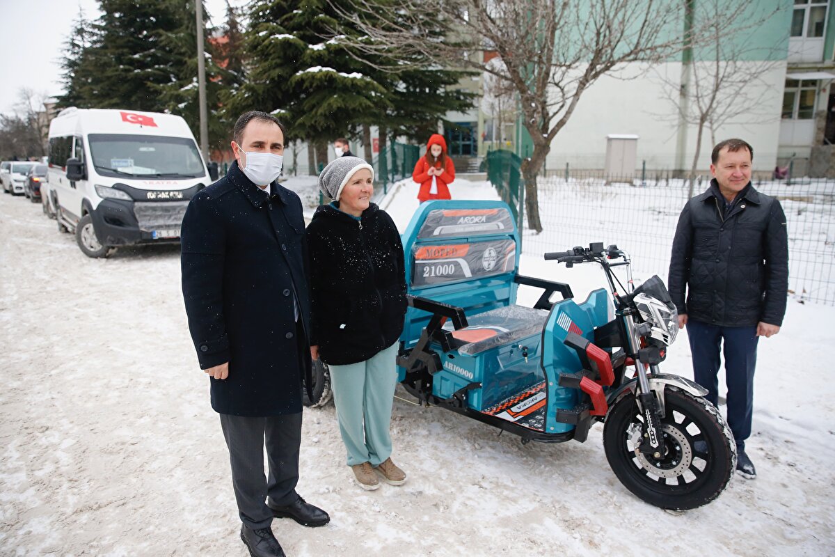 <br>Çevre, Şehircilik ve İklim Değişikliği Bakanlığı Eskişehir İl Müdürü Hikmet Çelik de Akbulut'un elektrikli motosikletinin çalınmasının kentte yaşayanları ve kendilerini derinden üzdüğünü bildirdi.Akbulut'un gözyaşlarına ve yaşadıklarına çok üzüldüklerini anlatan Çelik, "Bugün, Çevre, Şehircilik ve İklim Değişikliği Bakanı Murat Kurum'un bilgileri dahilinde böyle güzel bir sevince ortak olduk. Allah onlardan razı olsun. Zeliha Akbulut'un bugün gülüyor olması bizleri mutlu etti." dedi.<br><br>Çevre, Şehircilik ve İklim Değişikliği Bakanlığı Eskişehir İl Müdürü Hikmet Çelik ile diğer ilgililer Zeliha Akbulut'a motosikletini teslim etti.<br>