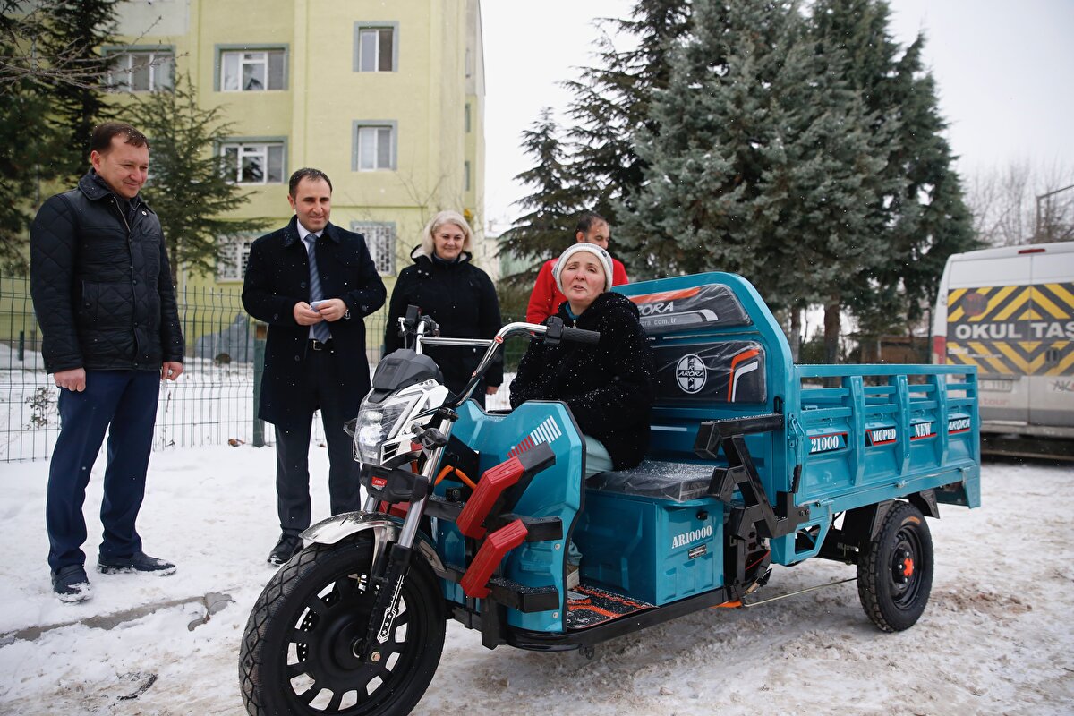 Bugün çok mutluyum. Sevincimi tarif edemiyorum. İnşallah hayırlı olur. Bugün hayatımda aldığım en güzel hediyeye kavuştum. Kimseden daha önce hediye almadım. Benim yaş günümü bile unuttular. Bana yeni bir motosiklet hediye eden Çevre, Şehircilik ve İklim Değişikliği Bakanı Murat Kurum'dan Allah razı olsun. Emeği geçen herkese, tüm gönül dostlarına teşekkür ediyorum. Sevincimden ağlamak istiyorum ancak ağlayamıyorum. Bundan sonra hep güleceğim inşallah. Biliyorum ki artık devletim benim yanımda. Herkesin yanında... Artık bundan sonra geceleri rahat uyuyacağım. Bugün benim bayramım."<br>