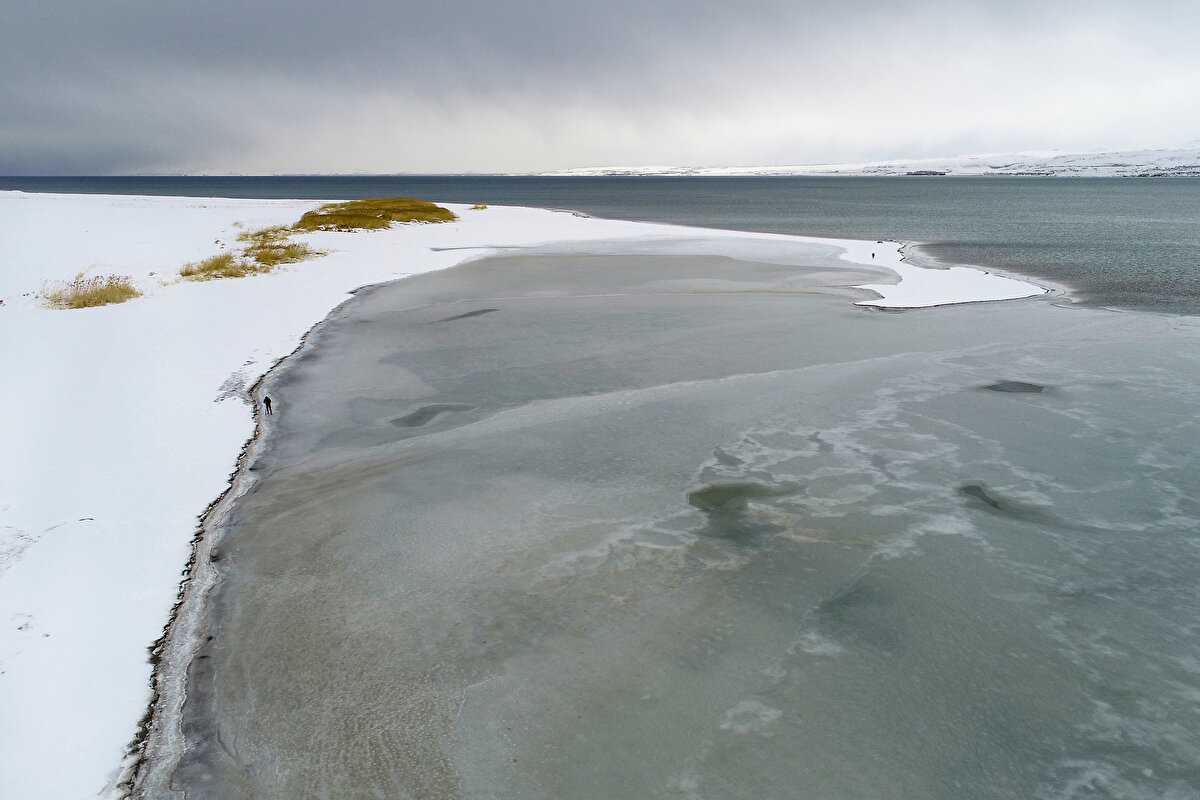 Hava sıcaklığının gece sıfırın altına 30, gündüz de 10 dereceye kadar düştüğü kentte, suyu tuzlu ve sodalı olan Van Gölü'nün bazı bölgeleri buzla kaplandı.<br><br>