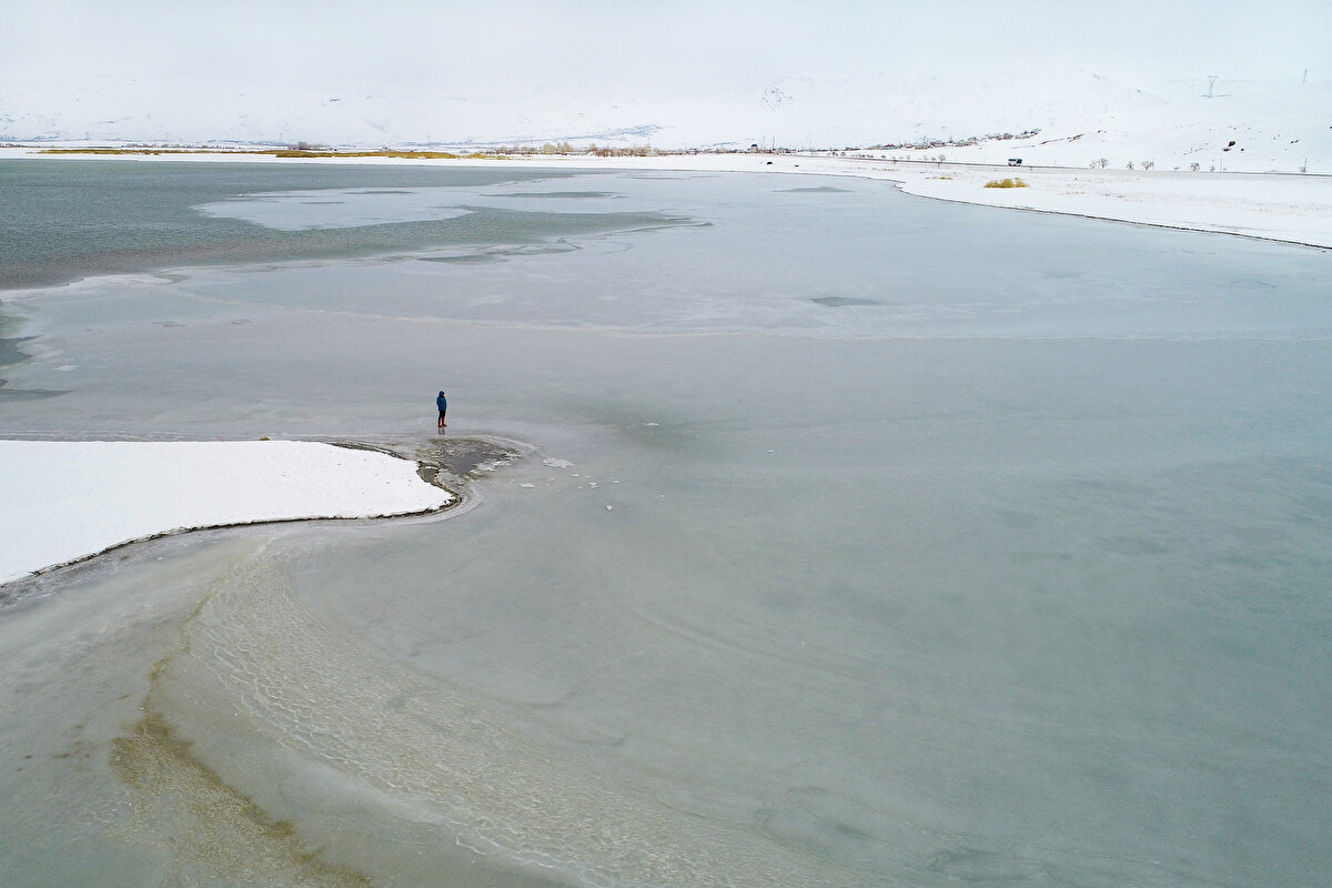 Son yılların en soğuk kışının yaşandığı Van'da, hava sıcaklığının mevsim normallerinin altında seyretmesi günlük yaşamı da zorlaştırdı.<br><br>