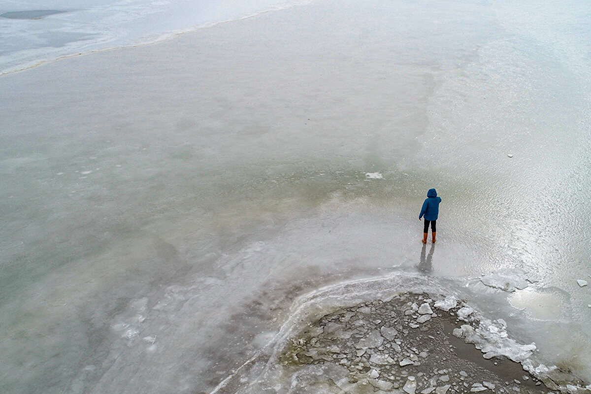 Soğuk hava nedeniyle dışarı bile çıkamadıklarını dile getiren Koç, "İlk kez gölün donduğunu gördük ve çok şaşırdık. Çünkü göl suyu hem sodalı hem de tuzludur. Önceki gün eksi 38 dereceyi gördük. Arabam dondu ve çalıştıramadım." dedi.<br><br>