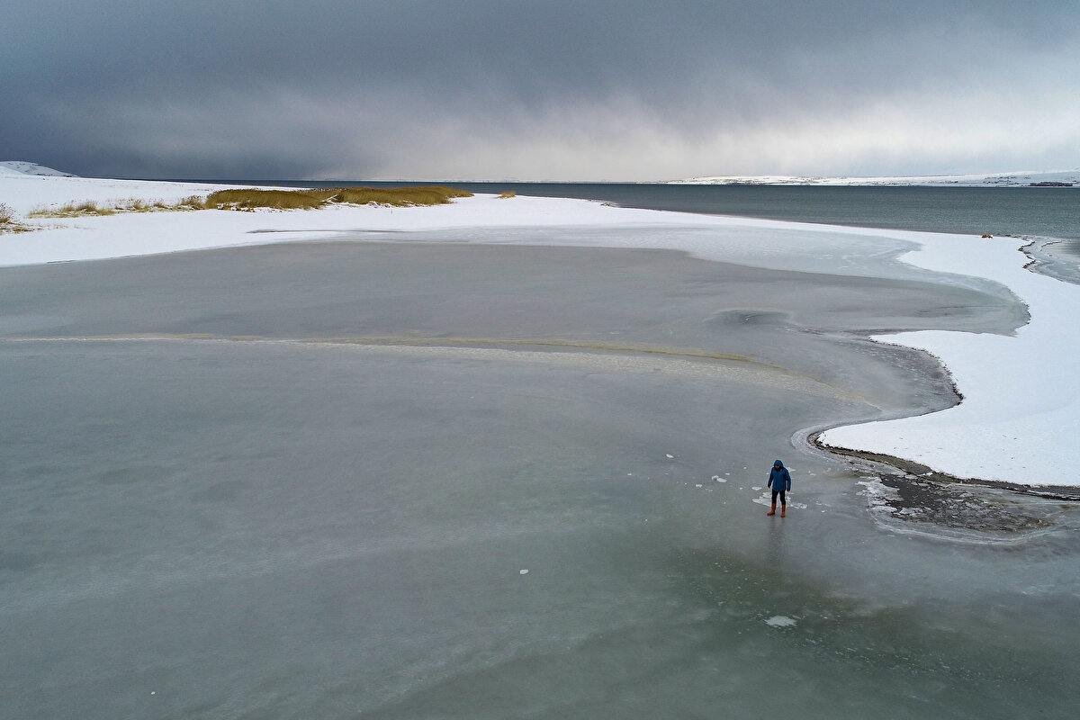 "Muradiye ilçesindeki Bendimahi Çayı'nın döküldüğü kıyılarda son yıllarda hiç şahit olmadığımız kadar geniş alanların buzla kaplandığını görüyoruz. Van Gölü'nde suyun PH değeri 9,5-9,8 civarında. Tuzluluğu oldukça yüksek. Fakat hava sıcaklığının oldukça düşük olması bu alanlarda da donmayı beraberinde getiriyor."<br><br>