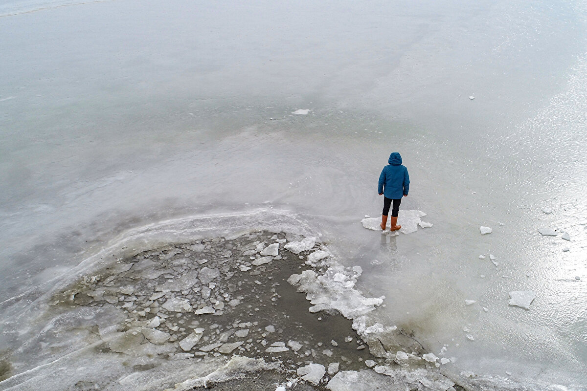 Kuru soğukların etkisini artırdığını belirten Akkuş, hava sıcaklığının giderek düşmesine bağlı olarak gölün derinliği az olan bölümlerinde buz kütlelerinin oluştuğunu aktardı.<br><br>