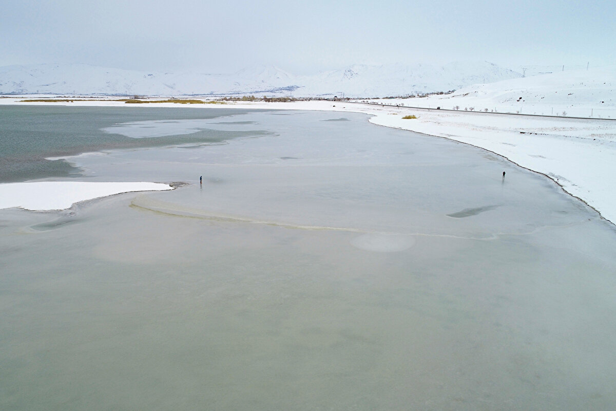 Van Yüzüncü Yıl Üniversitesi (YYÜ) Su Ürünleri Fakültesi Dr. Öğr. Üyesi Mustafa Akkuş, AA muhabirine, kentte bu yıl mevsim şartlarının ağır geçtiğini söyledi.<br><br>