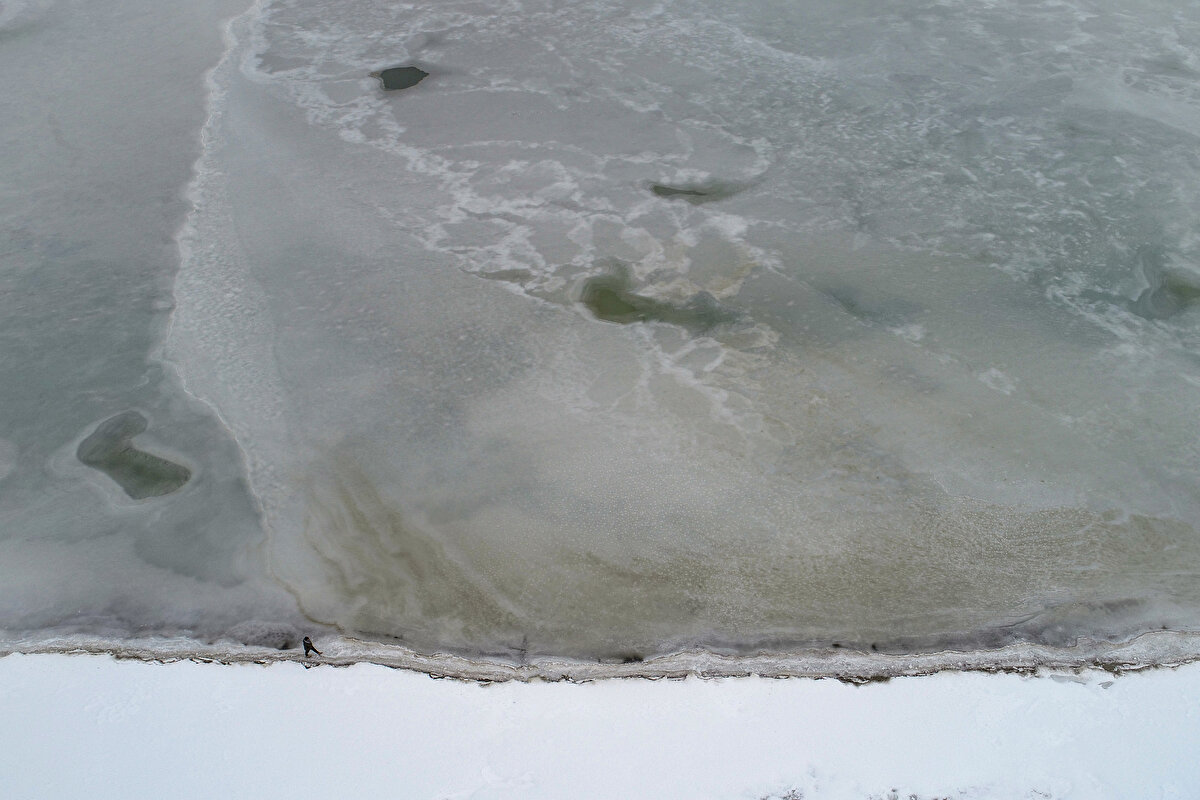 Van Gölü kıyısındaki Ovapınar Mahallesi sakinlerinden Selahattin Koç ise 50 yıldır bölgede yaşamasına rağmen bu dönemdeki kadar soğuk hava yaşamadıklarını söyledi.<br><br>