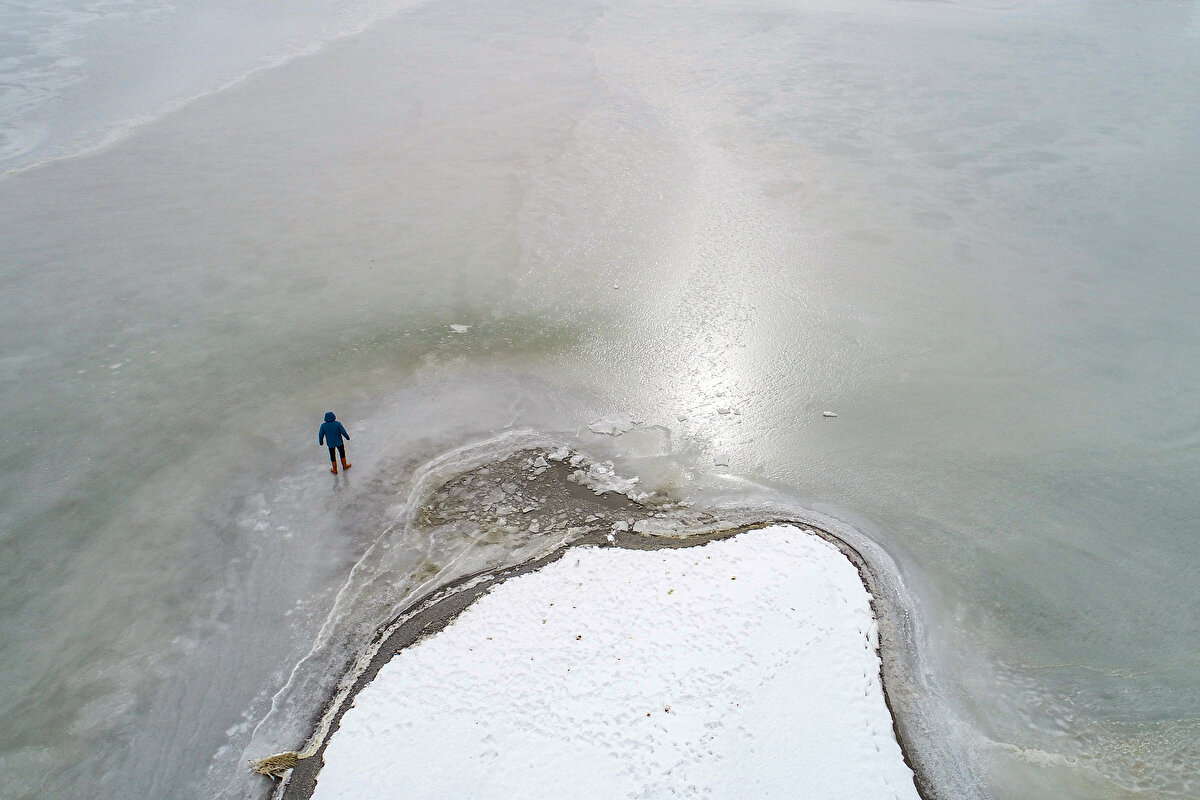 Sıcaklığın bu şekilde devam etmesi durumunda buzlanmanın artacağını ifade eden Akkuş, şu değerlendirmelerde bulundu:<br><br>"Bu sene göldeki su seviyesinin düşmesiyle sığ alanların yüzdelik olarak oranı arttı. Bu sebepten dolayı bazı kıyı kesimlerinde ciddi buzlanmalar görüyoruz."