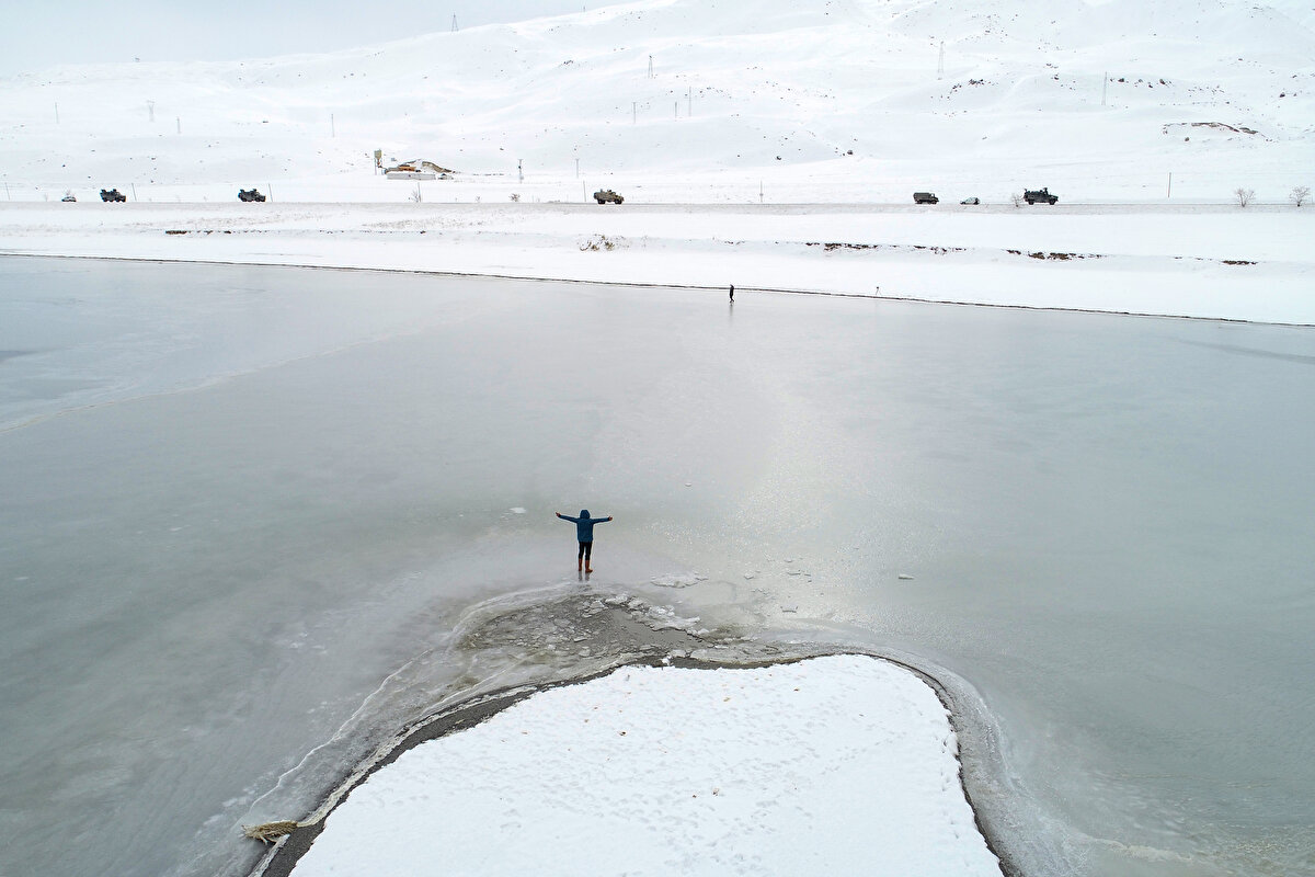 Gölün donması karşısında şaşkınlık yaşayan vatandaşlar, yüzeyde oluşan 30-40 metrelik buz tabakasının üzerinde yürüdü, fotoğraf çekti.<br><br>