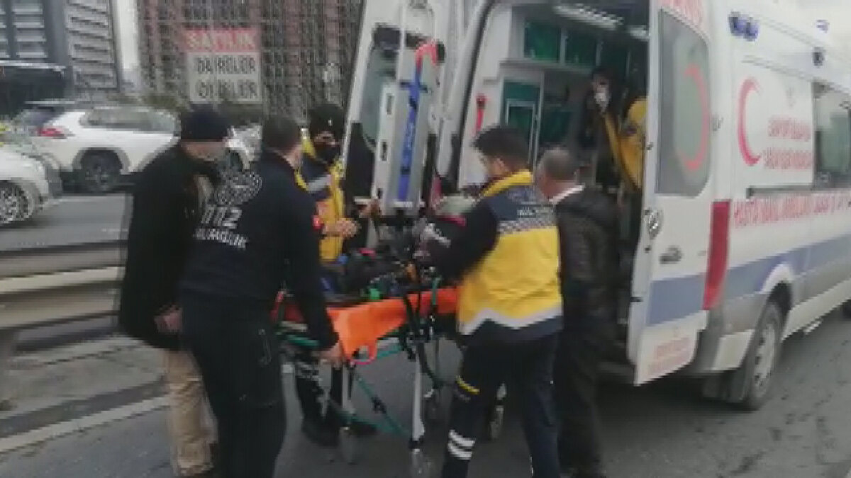 Yaralılar ambulansla hastaneye sevk edildi.<br><br>