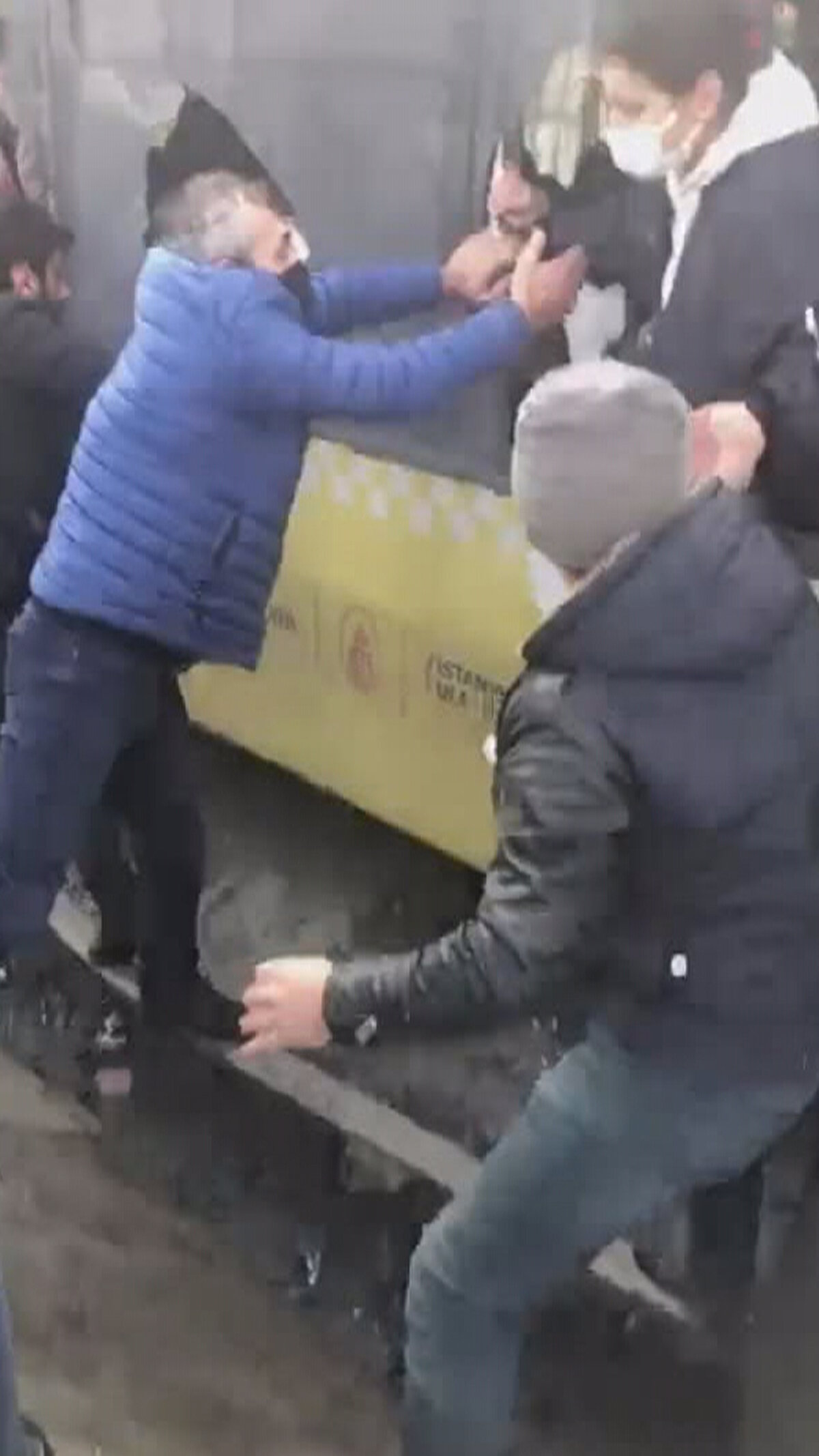 Otobüsteki yolcular camlar kırılarak çıkarıldı.<br><br>