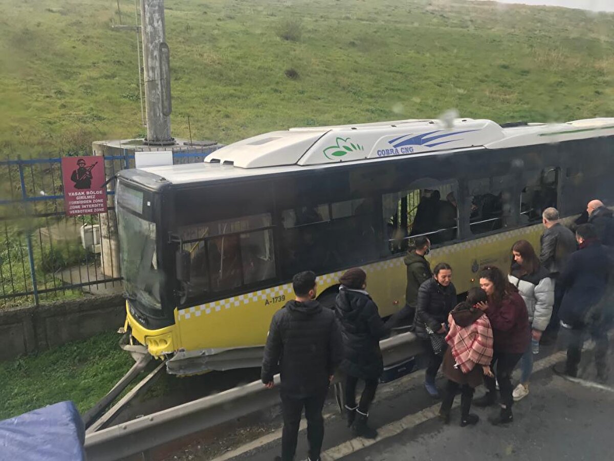 İstanbul'da D100 Sefaköy yan yolda, İETT otobüsü kaza yaptı.<br><br>