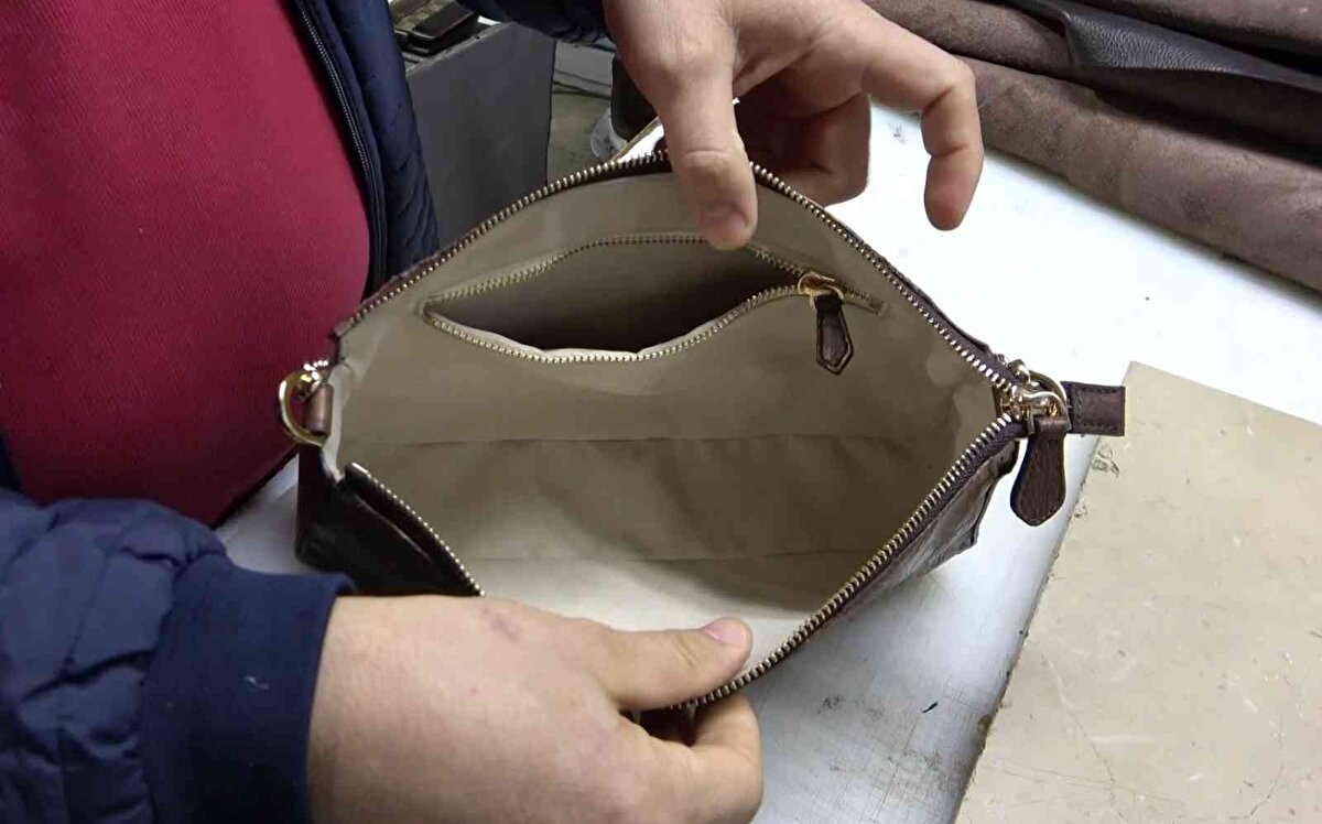 Özata, patentine başvurduğu çalışmaların sonunda yine balon balığı derisinden ayakkabı, cüzdan, anahtarlık yapmak için de girişimlerini sürdürüyor.<br><br>