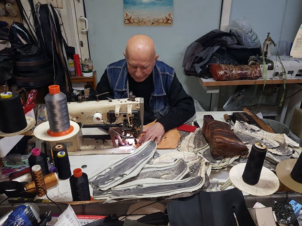 Çantayı yaptıran girişimci Mehmet Özata, 2018 yılında İskenderun’da bir çocuğu balon balığı ısırması nedeniyle parmağının koptuğu haberini okuyunca çok etkilendiğini ve 3 yıl önce BAYOMA Projesi’ne dahil olduğunu söyledi.<br><br>