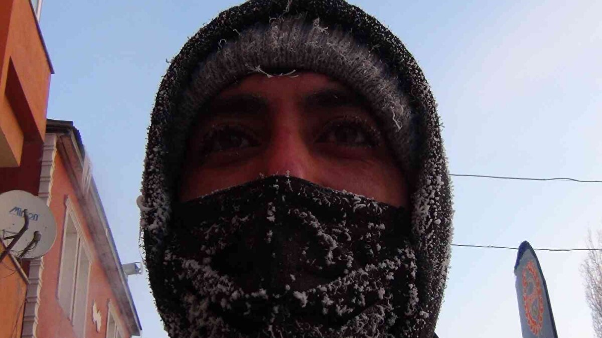 Hava sıcaklığının eksi 30 derece olduğunu ifade eden vatandaş, “Çok soğuk hava. Evden çıktım eski 30 derece, dondum. Çok soğuk, 1 ay daha böyle sürecek” diye konuştu.<br>