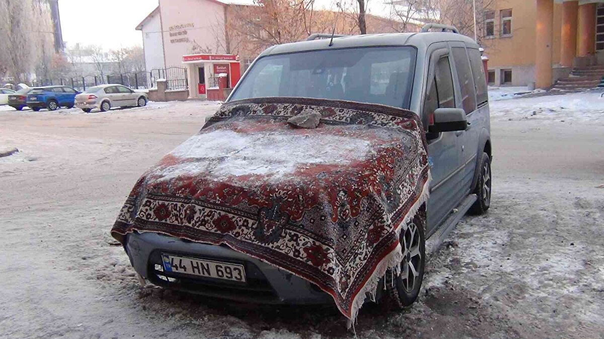 Sibirya soğuklarının etkili olduğu Kars’ta ağaçlar kırağı tuttu, Kars Çayı’ndan soğuğun şiddetiyle duman çıktı.<br>