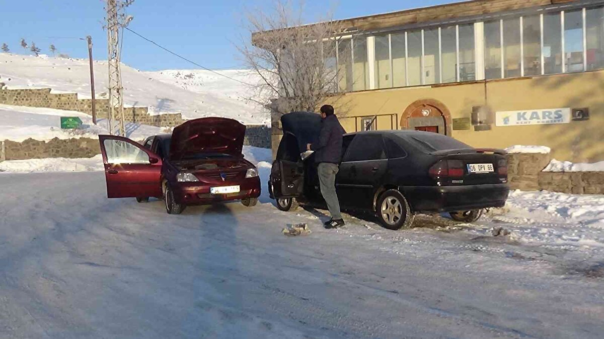 Vatandaşlar araçlarını çalıştırmak için saatlerce uğraştı.