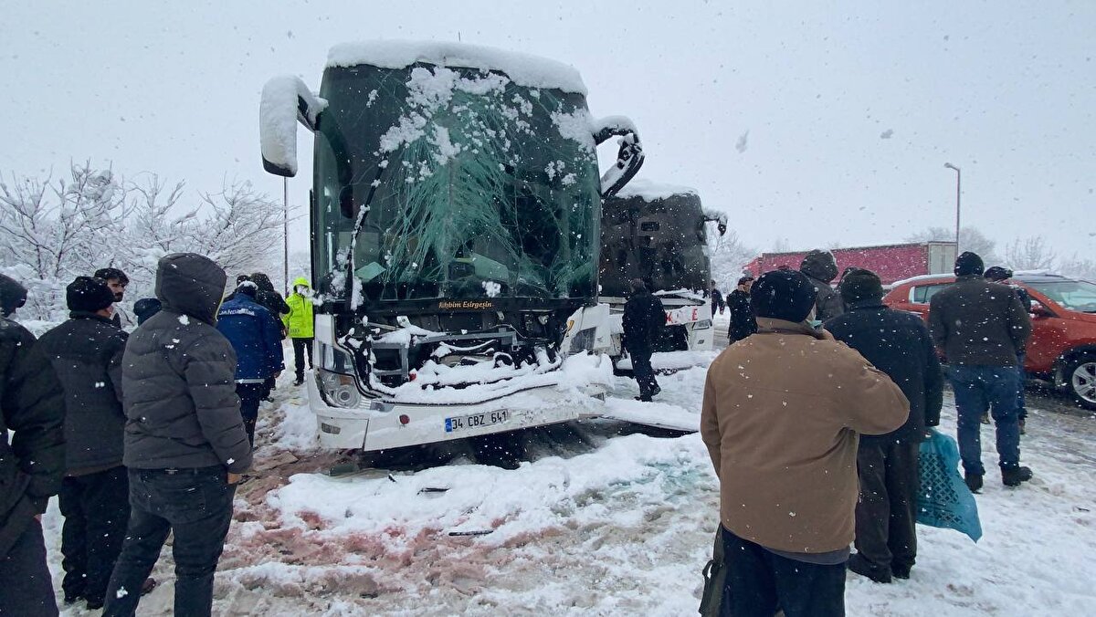Hasar gören araçlar çekici ile yoldan kaldırılmaya başlandı. Yol kontrollü olarak trafiğe açılırken araçları kaldırma çalışmaları sürüyor.<br><br>