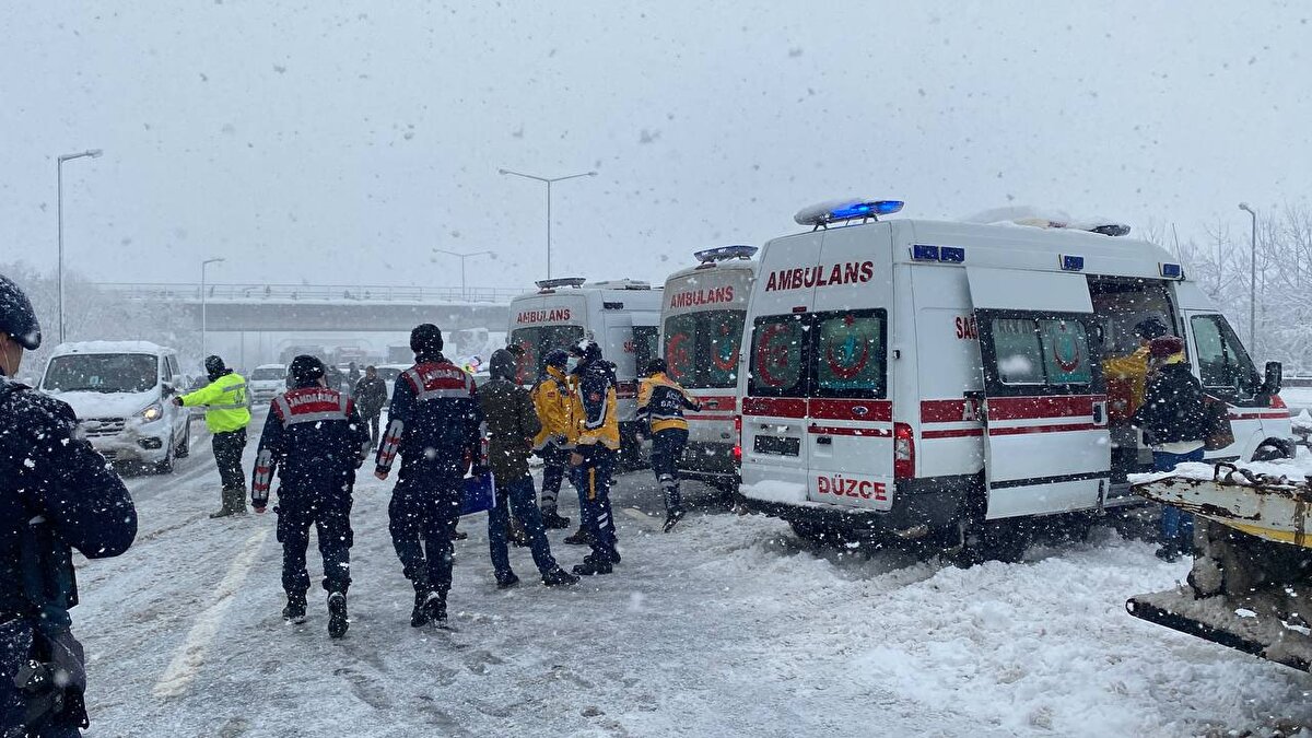 İstanbul istikametine giden bir TIR'ın karla kaplı yolda kayması sonucu arkadan gelen araçlar, ardı ardına çarpıştı.<br><br>