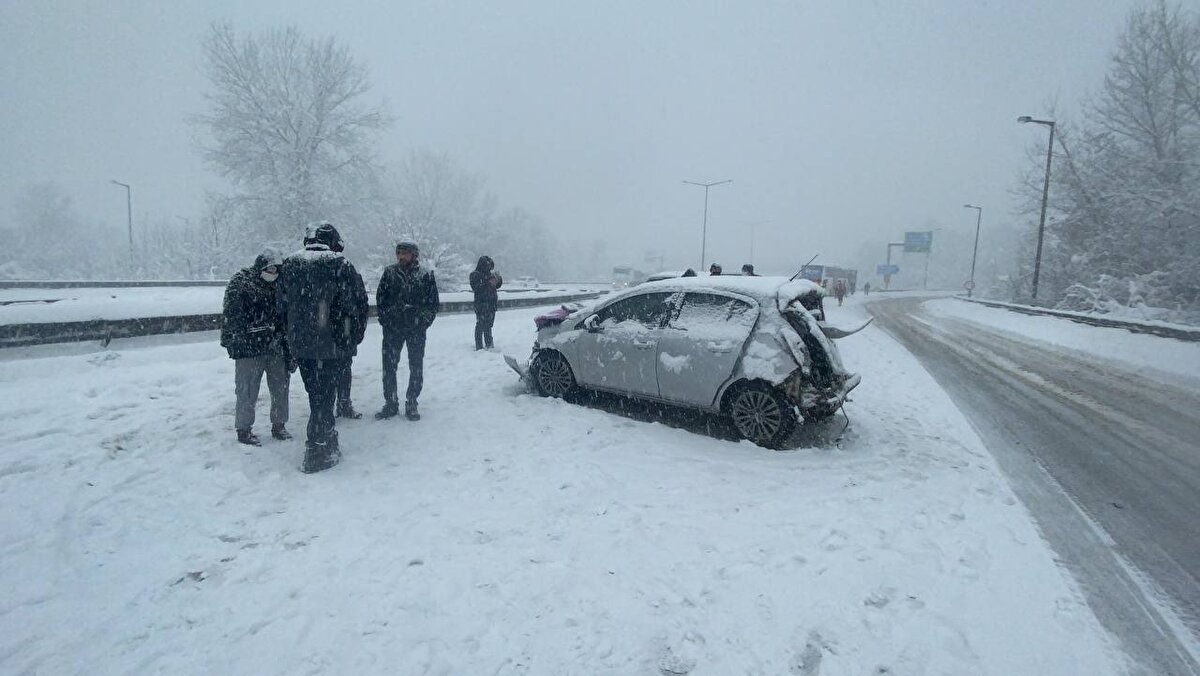 İstanbul istikameti ulaşıma kapandı. 36 aracın birbirine girdiği kazada 25 kişi yaralandı.<br><br>