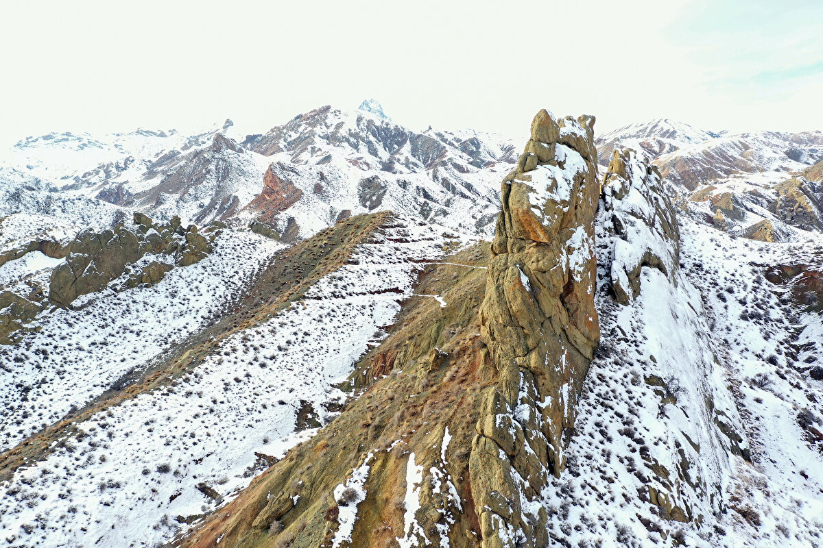 <br>Dağcıların ve kaya tırmanışçılarının ilgisini çeken vadide eşsiz manzara drone ile görüntülendi.