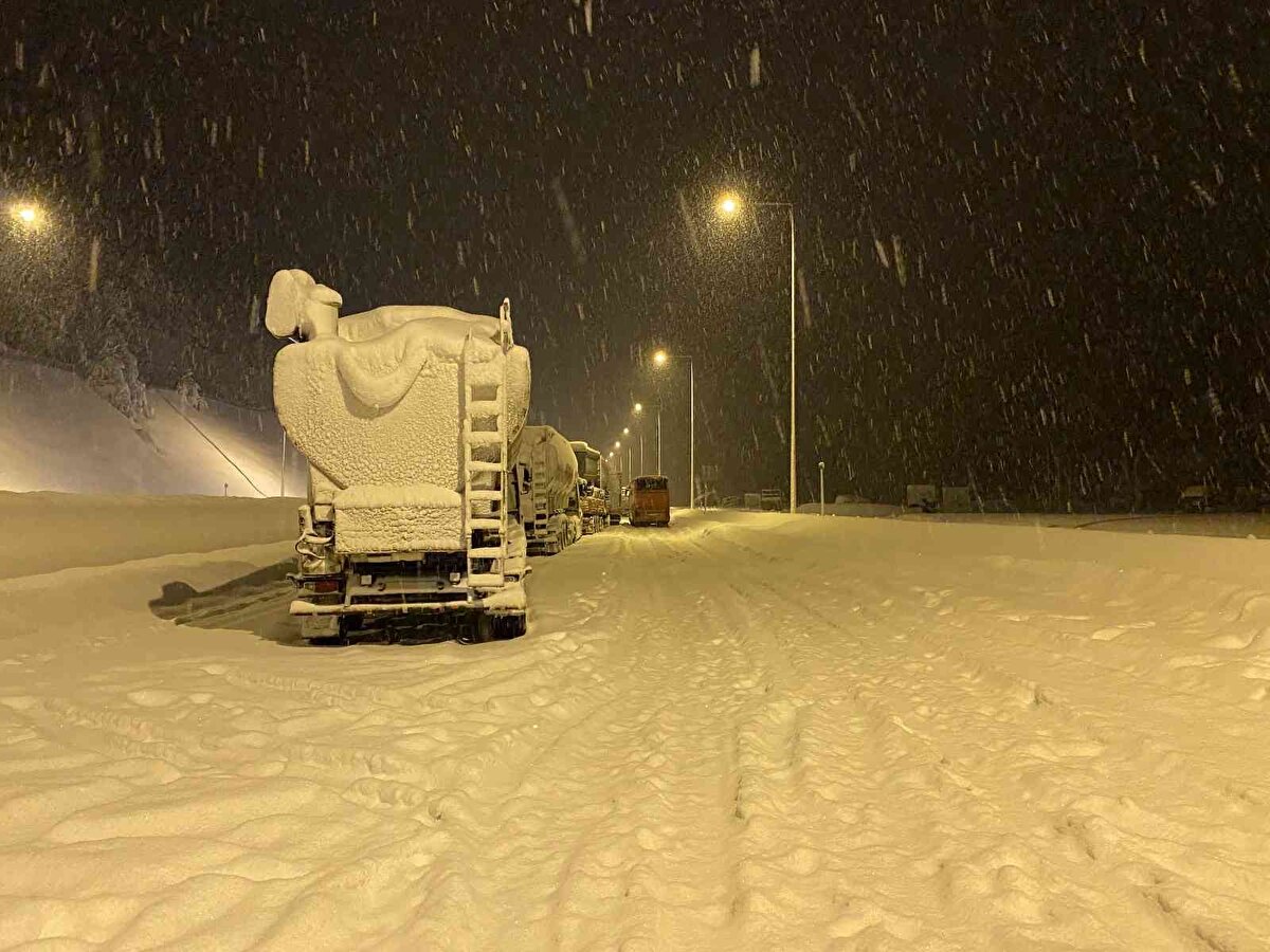 Bolu sınırları içine girmiş tüm vatandaşları tek şeritte ve kontrollü şekilde il dışına çıkarmaya gayret ettiklerini anlatan Vali Ahmet Ümit, yoğun kar yağışının devam edeceğini aktardı:<br>