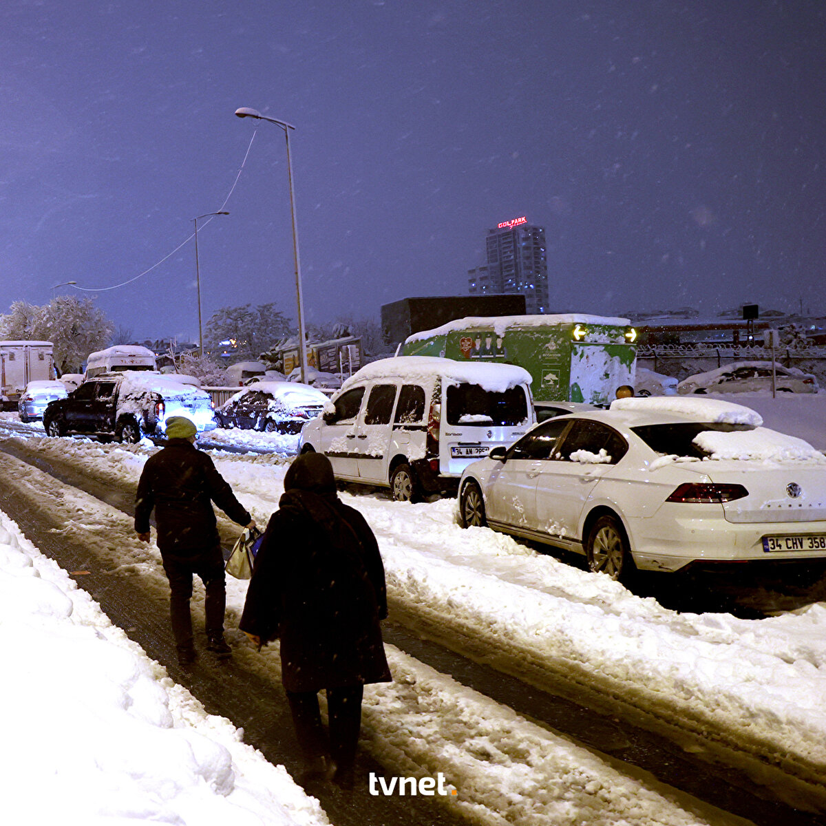 İstanbul'da kar yağışı hayatı olumsuz yönde etkiledi. Vatandaşlar araçlarını yol kenarlarına bırakarak evlerine gitti.​