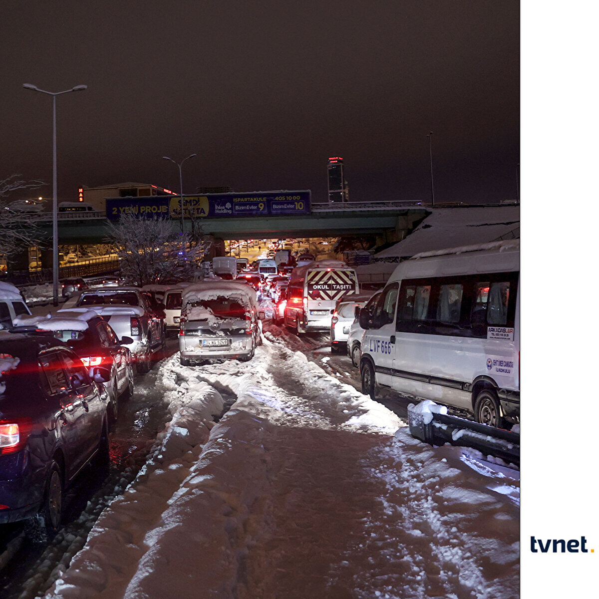 İstanbul'da kar yağışı hayatı olumsuz yönde etkiledi. Vatandaşlar araçlarını yol kenarlarına bırakarak evlerine gitti.​