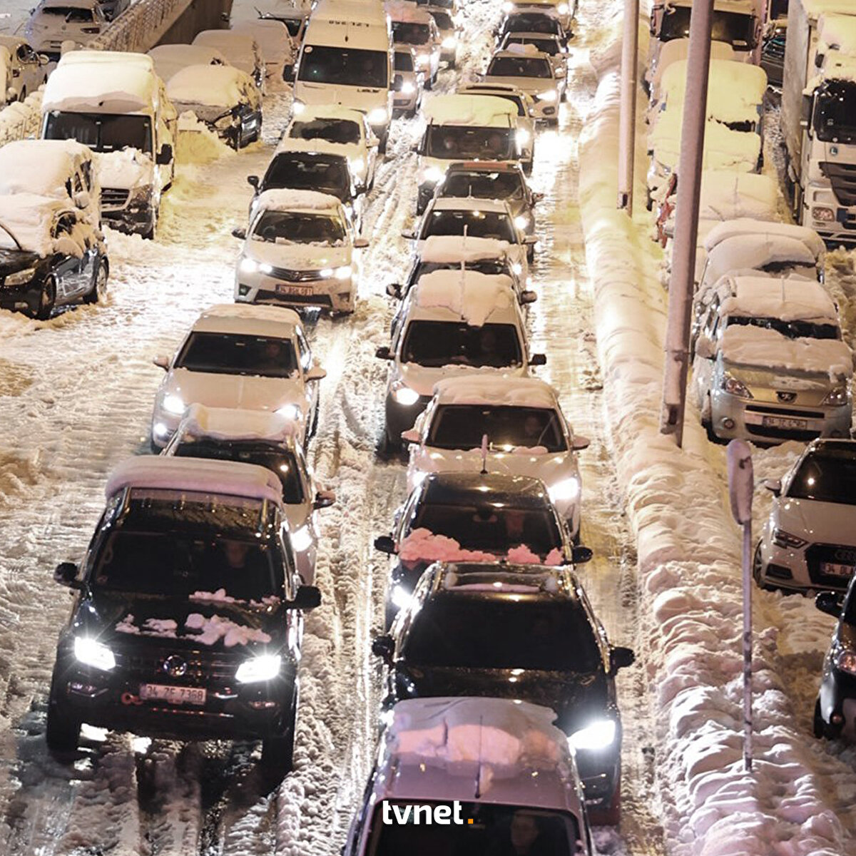 İstanbul'da kar yağışı hayatı olumsuz yönde etkiledi. Vatandaşlar araçlarını yol kenarlarına bırakarak evlerine gitti.​