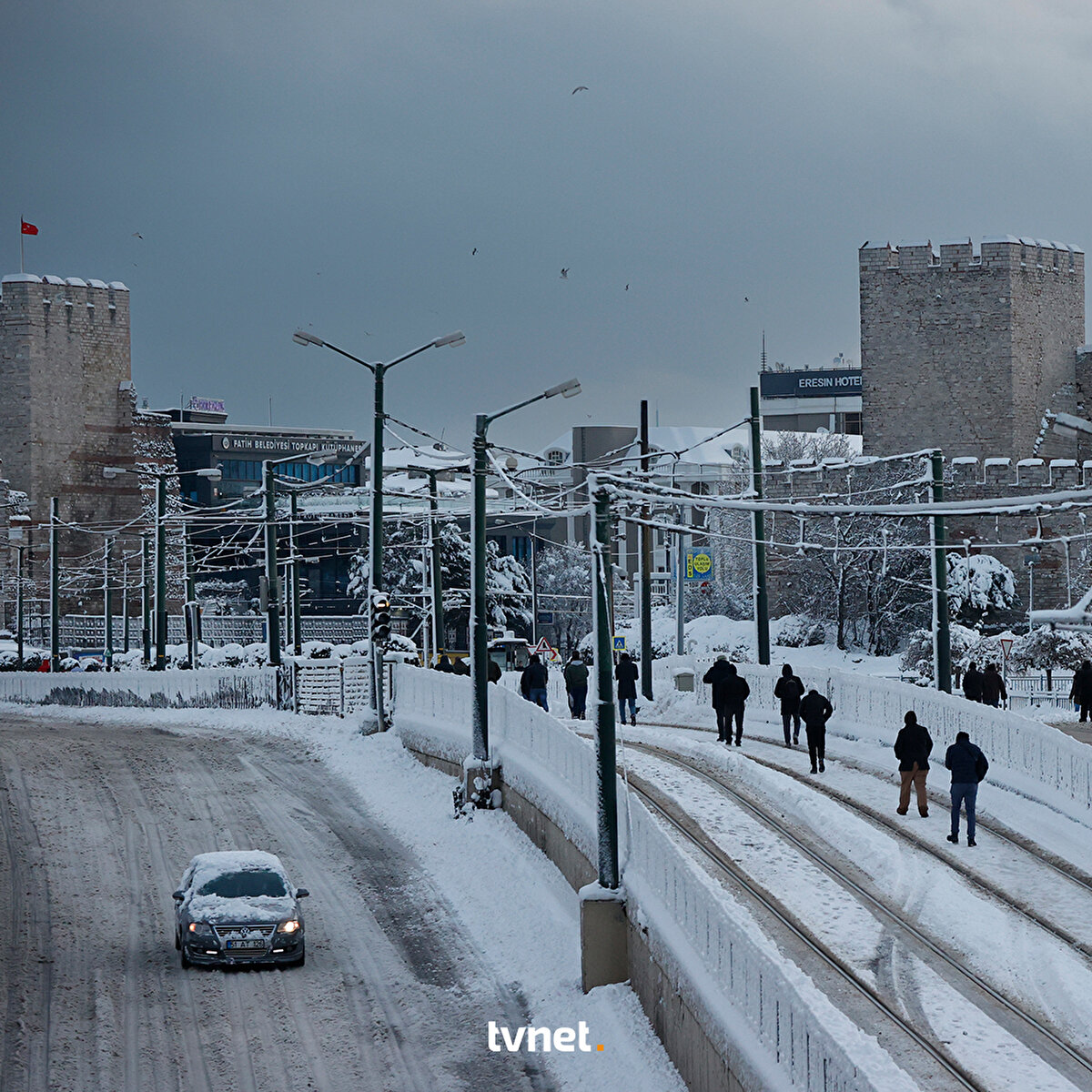 İstanbul'da kar yağışı hayatı olumsuz yönde etkiledi. Vatandaşlar araçlarını yol kenarlarına bırakarak evlerine gitti.​