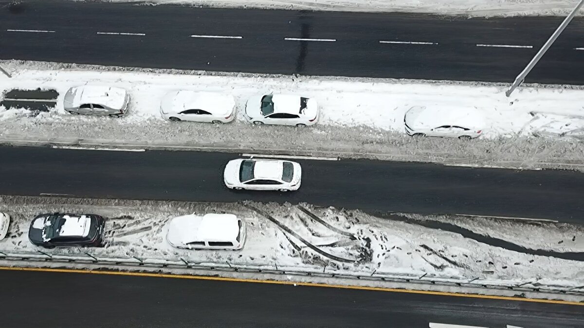 İstanbul'da akşam saatlerinde etkisini arttıran yoğun kar yağışı yolların kapanmasına neden oldu.