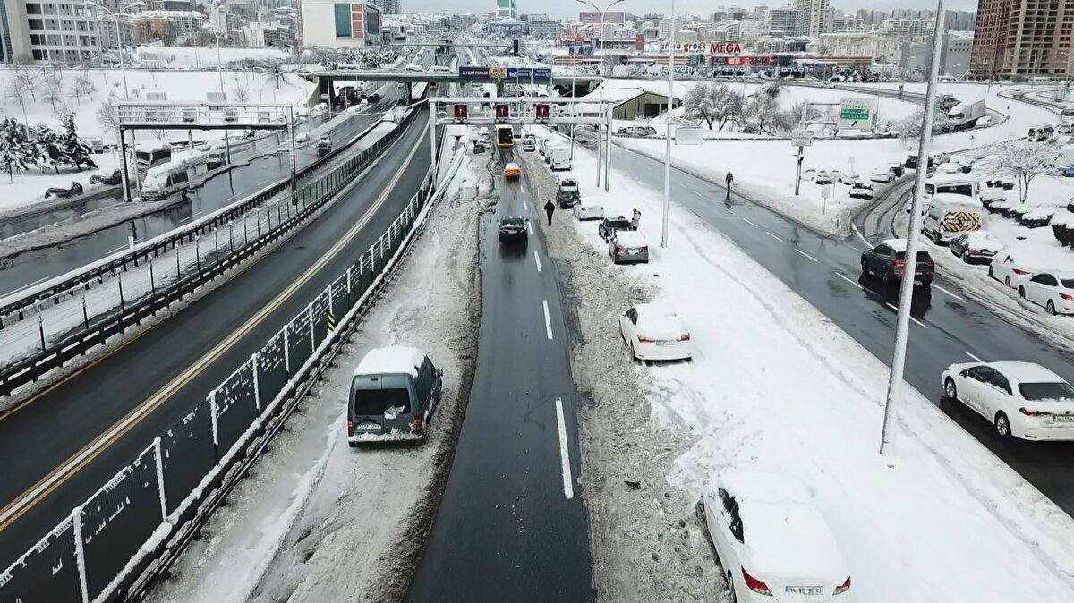 Kar nedeniyle hareket edemeyen sürücüler otomobillerini bırakarak evlerine toplu taşıma araçlarıyla döndü.